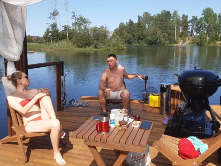 Счастливые гости наслаждаются отдыхом в плавучей беседке на Вуоксе