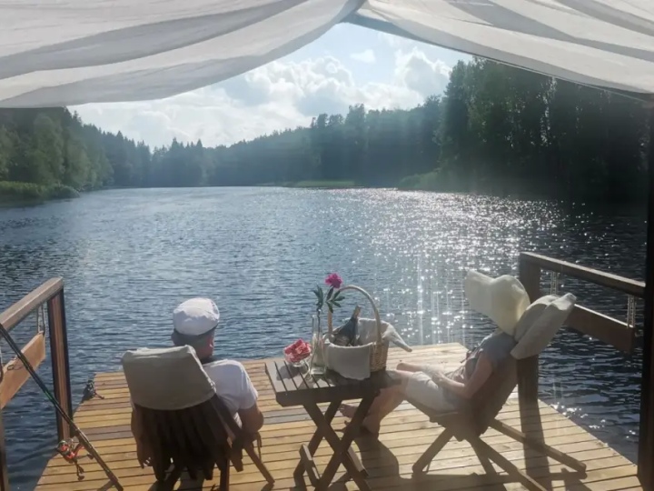 Живописный вид с плавучей беседки на Вуоксе – бескрайние водные просторы Карелии