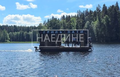 Деревянная беседка на воде – уютный островок среди карельской природы