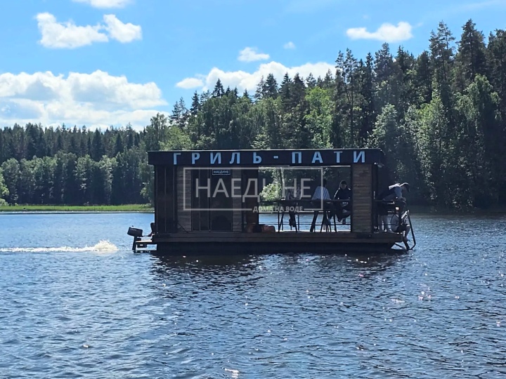 Деревянная беседка на воде – уютный островок среди карельской природы