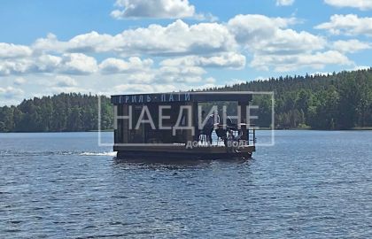 Деревянная беседка на воде – уютный островок среди карельской природы