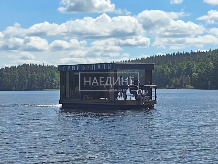 Деревянная беседка на воде – уютный островок среди карельской природы