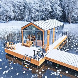 Просторная терраса для отдыха на хаусботе Сила Свободы со стульями | Наедине - дома на воде