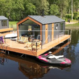 Просторная терраса для отдыха на хаусботе Сила Ветра со стульями | Наедине - дома на воде