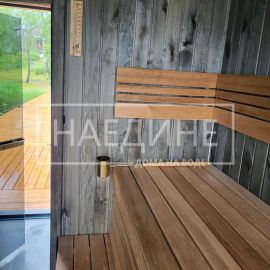 Настоящий пар в бане Барн: полки для веников у панорамного окна | Наедине - дома на воде