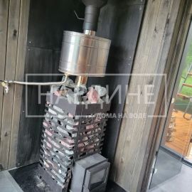 Настоящий пар в бане Барн: полки для веников у панорамного окна | Наедине - дома на воде