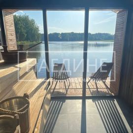 Интерьер плавучей сауны Барн: парная с видом на озеро | Наедине - дома на воде