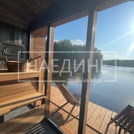 Интерьер плавучей сауны Барн: парная с видом на озеро | Наедине - дома на воде