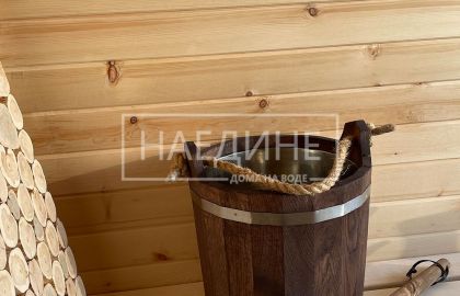 Дубовое ведро для бани в плавучей бане на Вуоксе – традиционный аксессуар для пара