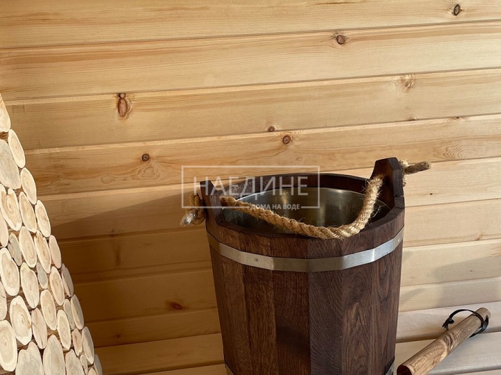 Дубовое ведро для бани в плавучей бане на Вуоксе – традиционный аксессуар для пара