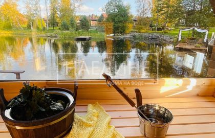 Уютный интерьер плавучей бани на Вуоксе – аренда с панорамными окнами