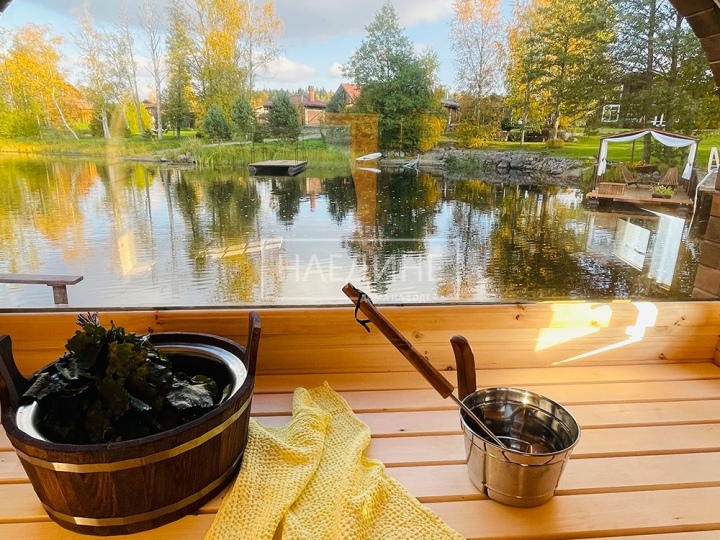 Уютный интерьер плавучей бани на Вуоксе – аренда с панорамными окнами