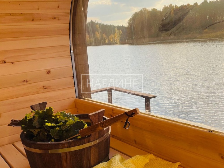 Настоящие банные веники в плавучей бане – традиционный пар на воде