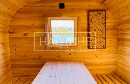 Просторный прибанник плавучей бани на Вуоксе - комфортная зона отдыха между заходами в парную