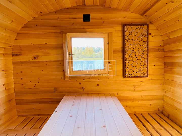 Просторный прибанник плавучей бани на Вуоксе - комфортная зона отдыха между заходами в парную