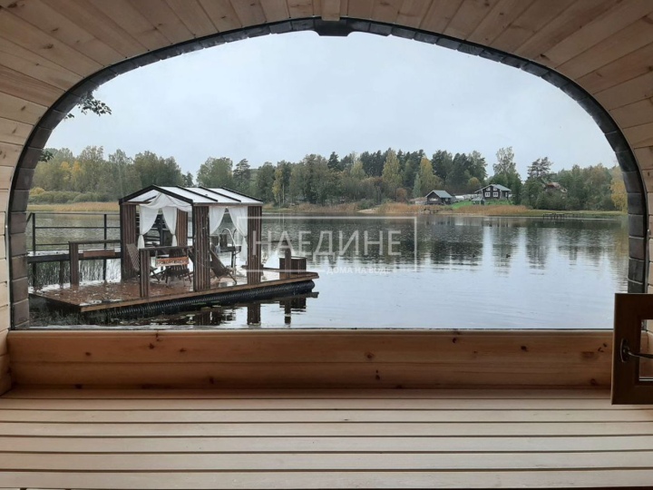 Вид из плавучей бани на Вуоксе – панорама водной глади и лесных берегов