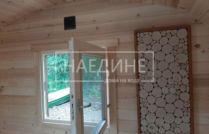 Стильно оформленный прибанник в плавучей бане - внимание к деталям и традициям