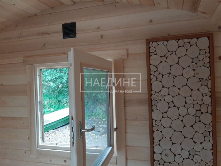 Стильно оформленный прибанник в плавучей бане - внимание к деталям и традициям