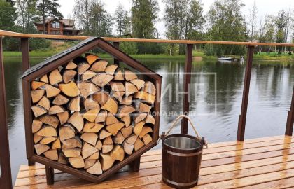 Дровница на террасе плавучей бани – красивый и практичный аксессуар