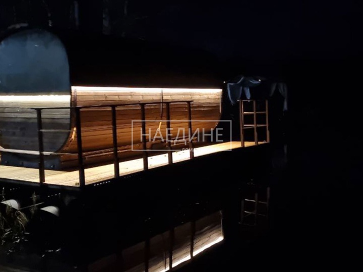 Романтическая терраса плавучей бани на Вуоксе – аренда с вечерней иллюминацией