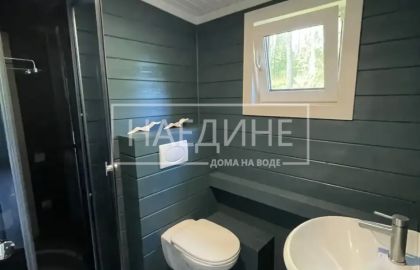 Современная душевая и туалет в хаусботе «Сила Природы» – полный комфорт на воде