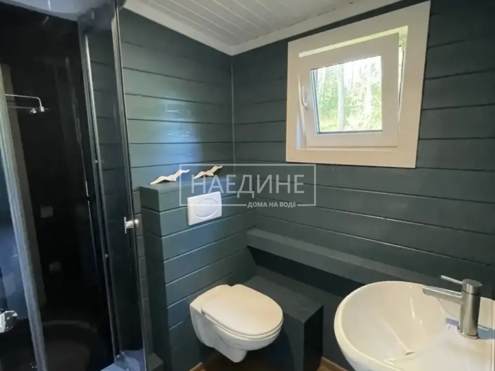 Современная душевая и туалет в хаусботе «Сила Природы» – полный комфорт на воде
