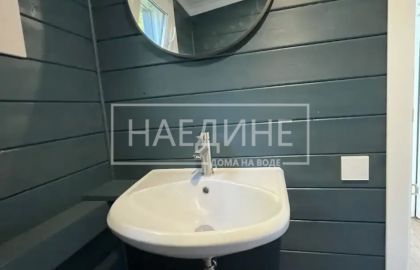 Туалет в хаусботе с системой очистки – гигиенично и комфортно