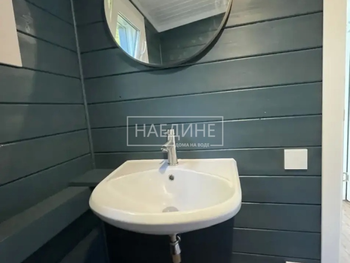 Туалет в хаусботе с системой очистки – гигиенично и комфортно