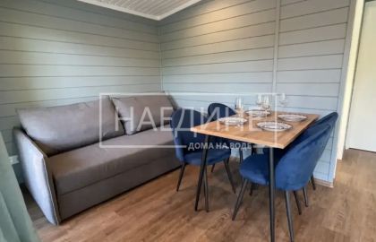 Комфортабельный интерьер плавучего дома с панорамными окнами и современной мебелью