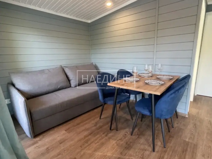 Комфортабельный интерьер плавучего дома с панорамными окнами и современной мебелью