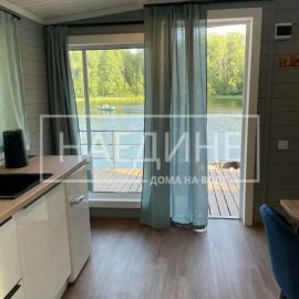 Панорамное окно в хаусботе с видом на гладь Вуоксы – природа как часть интерьера | Наедине - дома на воде