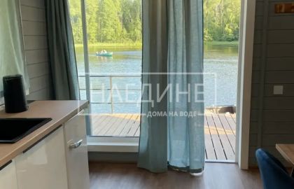 Панорамное окно в хаусботе с видом на гладь Вуоксы – природа как часть интерьера