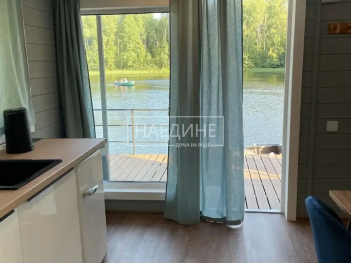 Панорамное окно в хаусботе с видом на гладь Вуоксы – природа как часть интерьера