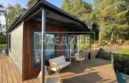 Просторная терраса хаусбота на воде с видом на природу Вуоксы