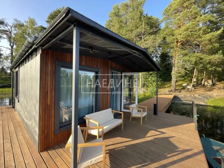 Просторная терраса хаусбота на воде с видом на природу Вуоксы