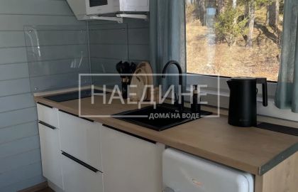 Полноценная кухня в плавучем доме: плита, холодильник и вся необходимая техника