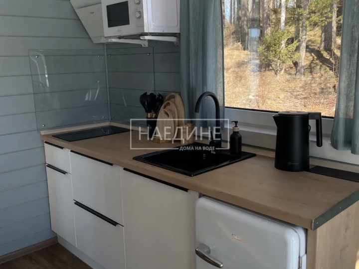 Полноценная кухня в плавучем доме: плита, холодильник и вся необходимая техника