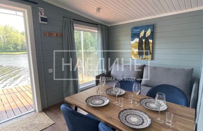 Уютная обеденная зона на хаусботе с видом на воду – завтраки с природой