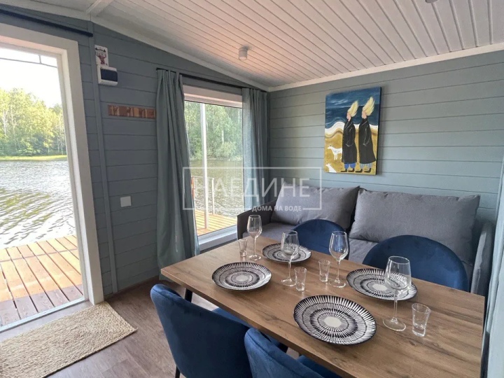 Уютная обеденная зона на хаусботе с видом на воду – завтраки с природой