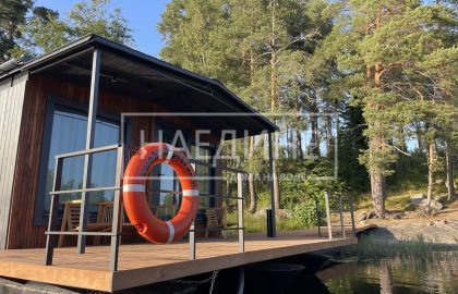 Просторная терраса хаусбота на воде с видом на природу Вуоксы