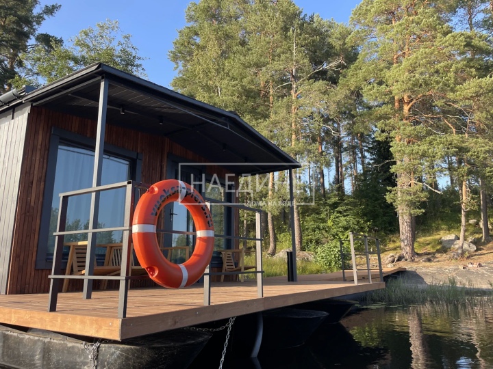 Просторная терраса хаусбота на воде с видом на природу Вуоксы