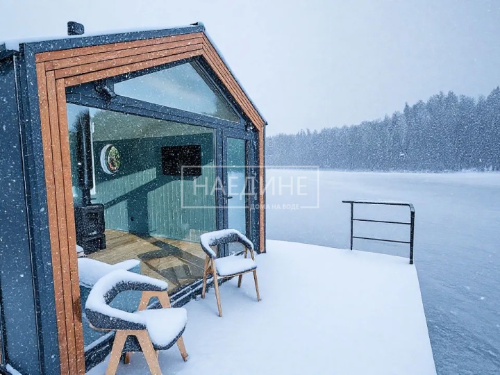 Просторная терраса для отдыха на хаусботе Сила Свободы со стульями | Наедине - дома на воде