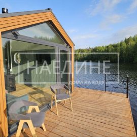 Просторная терраса для отдыха на хаусботе Сила Ветра со стульями | Наедине - дома на воде