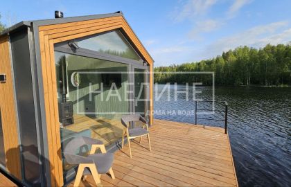 Просторная терраса для отдыха на хаусботе Сила Ветра со стульями