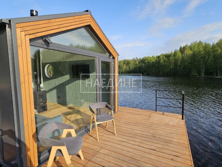 Просторная терраса для отдыха на хаусботе Сила Свободы со стульями