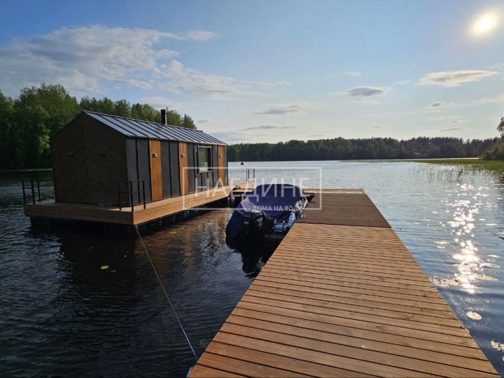 Просторная терраса для отдыха на хаусботе Сила Свободы со стульями