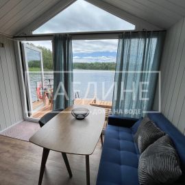 Просторная гостиная в плавучем доме Сила Ветра с панорамными окнами | Наедине - дома на воде