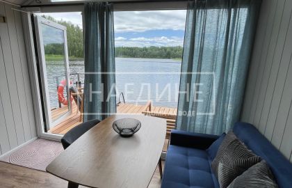 Просторная гостиная в плавучем доме Сила Ветра с панорамными окнами