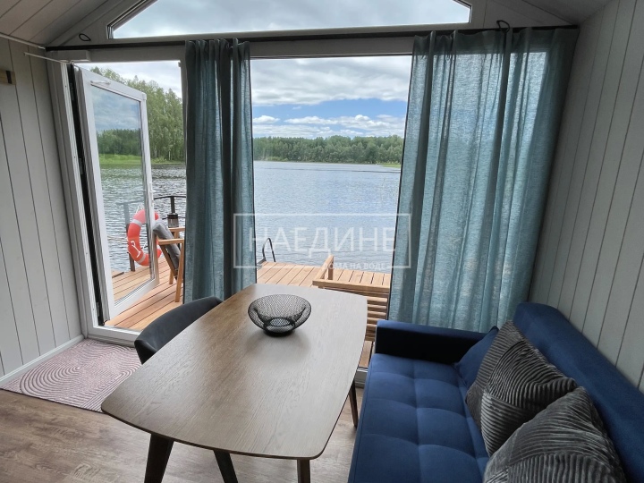 Просторная гостиная в плавучем доме Сила Ветра с панорамными окнами