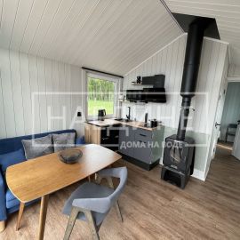 Просторная гостиная в плавучем доме Сила Ветра с панорамными окнами | Наедине - дома на воде